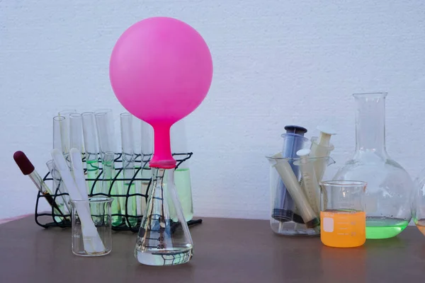 Experimento Científico Globo Inflado Rosa Parte Superior Botella Prueba Transparente — Foto de Stock