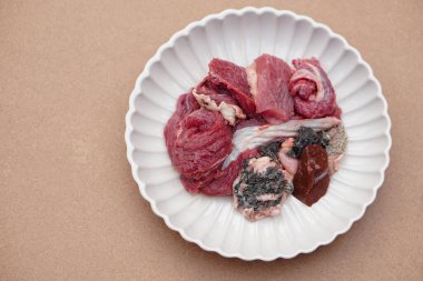 Taze çiğ et, yemek için hazırlanın. Konsept, yemek malzemesi. Geleneksel garip yemekler. Tayland 'ın kuzeyinde popüler bir menü. Yerel yemek. Larb 'ı pişirmek için yemek malzemeleri..