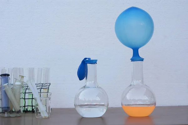Experimento Científico Sobre Reação Produtos Químicos Garrafas Teste Balões Conceito — Fotografia de Stock