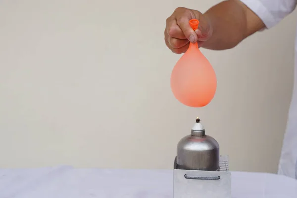 Balon Dengan Air Yang Terisi Akan Dibakar Atas Api Lentera — Stok Foto