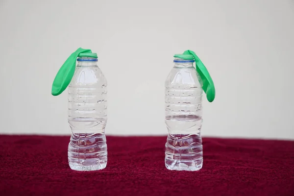 Globos Planos Verdes Encima Botellas Prueba Transparentes Concepto Experimento Científico — Foto de Stock