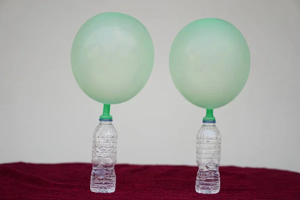 透明な試験瓶の上に緑色の膨らんだ風船 気球の膨脹を引き起こす化学物質 酢およびベーキングソーダの反応に関する概念 科学実験 実験の最後のステップ — ストック写真