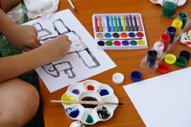 Öğrenci sanat dersi alıyor, resim ve resim yapıyor. Konsept, sanat aktivitesi. Çocuk en sevdiği aktiviteye yoğunlaşır ve eğlenir. Eğitim. Öğrenerek, hayal gücünü geliştirerek..    