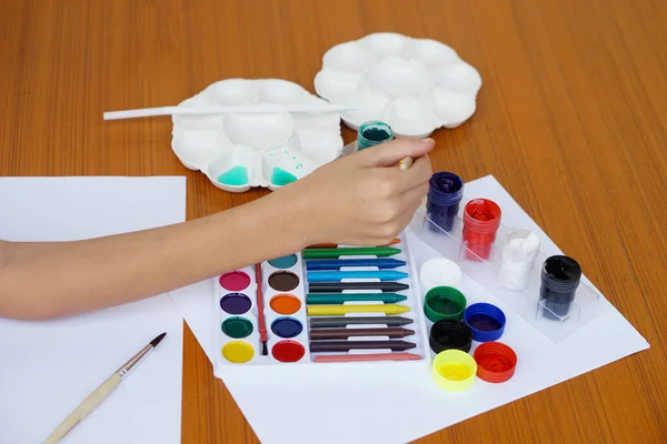 Kapanış Öğrencisi Sanat Dersi Resim Sanat Aktivitesi Öğreniyor Birçok Renkte — Stok fotoğraf