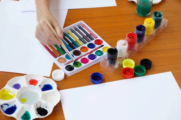 Primer Plano Estudiante Está Estudiando Arte Tema Pintura Actividad Artística — Foto de Stock