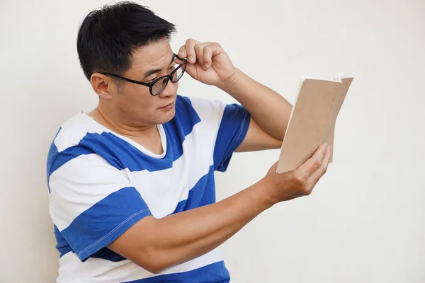 Asian Middle Aged Man Wears Eyeglasses Reading Book Concept Eyesight — Stock Photo, Image