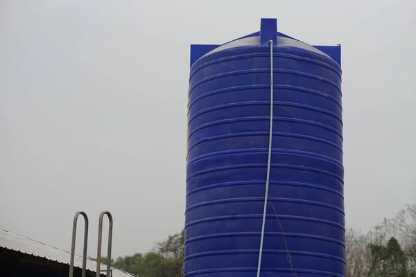 室外大水箱 用来储存淡水或雨水 供夏季使用 概念上 准备用水来解决干旱问题 供生活或农业用水的储水容器 — 图库照片