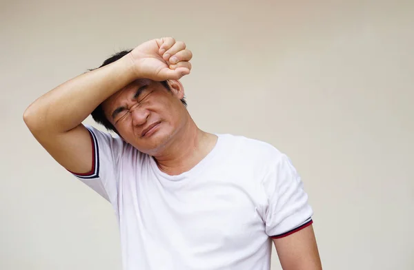 Aziatische Man Voelt Zich Warm Ongemakkelijk Ongelukkig Met Warm Weer — Stockfoto