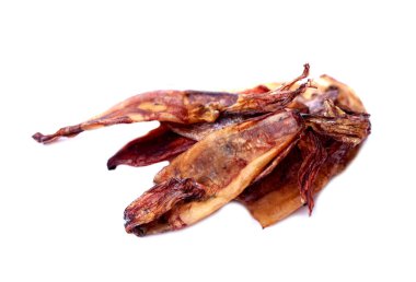 Beyaz arka planda izole edilmiş kuru mürekkep balıkları. Gıda korunumu kavramı. Deniz ürünleri. Güneş ışığında kurulanmak ve yemek veya satmak için devam etmek. Lezzetli ve pişirilebilir..                  