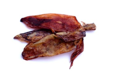 Beyaz arka planda izole edilmiş kuru mürekkep balıkları. Gıda korunumu kavramı. Deniz ürünleri. Güneş ışığında kurulanmak ve yemek veya satmak için devam etmek. Lezzetli ve pişirilebilir..        