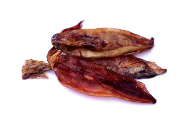 Beyaz arka planda izole edilmiş kuru mürekkep balıkları. Gıda korunumu kavramı. Deniz ürünleri. Güneş ışığında kurulanmak ve yemek veya satmak için devam etmek. Lezzetli ve pişirilebilir..                  