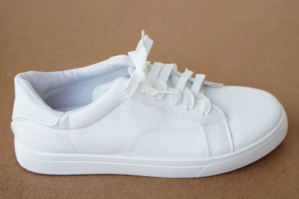Witte Schoenen Sneakers Geïsoleerd Bruine Achtergrond Concept Unisex Footwears Mode — Stockfoto