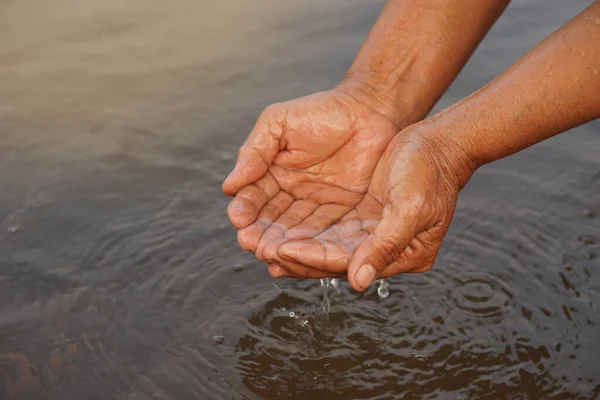 Úzké Ruce Drží Trochu Vody Řece Koncepce Průzkum Kontrola Čistoty — Stock fotografie