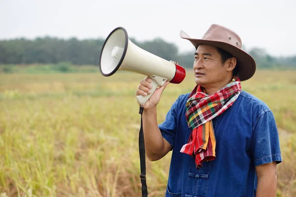 Hombre Asiático Agricultor Usa Sombrero Tiene Megáfono Campo Agricultura Concepto — Foto de Stock