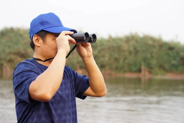 Homem Asiático Usa Boné Azul Mantenha Binocular Lago Fonte Natureza — Fotografia de Stock