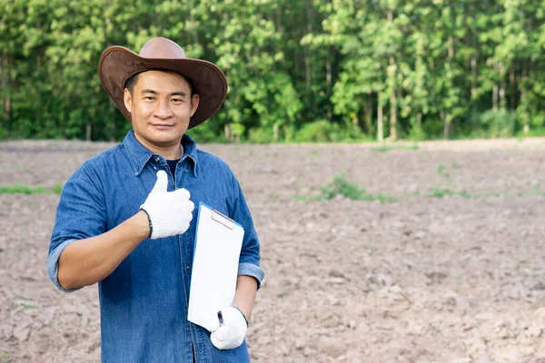 Asian Man Agronomist Wears Hat Blue Shirt Holds Paper Clipboard — Foto de Stock