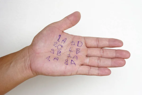 Nahaufnahme Hand Mit Geschriebenen Zahlen Und Buchstaben Student Schreiben Antwort — Stockfoto