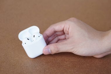 Açılmış şarj çantasındaki bluetooth kulaklık, kablosuz kulaklıklar. Günlük yaşam için kablosuz teknoloji aygıtı.