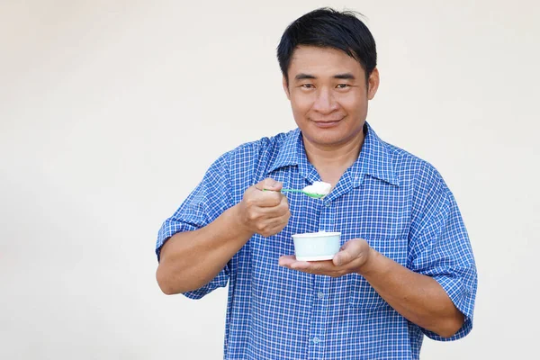 Hombre Asiático Tiene Una Taza Helado Para Comer Concepto Postre — Foto de Stock