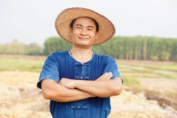 Hombre Asiático Guapo Agricultor Lleva Sombrero Camisa Azul Brazos Cruzados — Foto de Stock