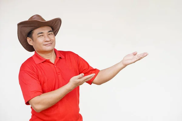Красивый Азиат Носит Шляпу Красную Рубашку Позирует Руками Подарить Чувствует — стоковое фото