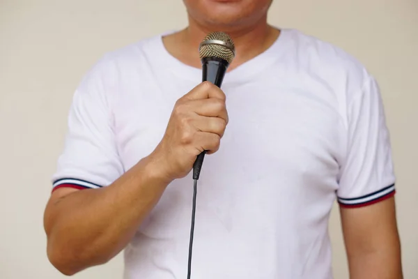 Adam Mikrofonda Tutar Konuşur Şarkı Söyler Havadaki Ses Titreşimlerini Eğlence — Stok fotoğraf