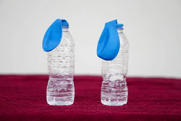 Globos Planos Azules Encima Botellas Prueba Transparentes Concepto Experimento Científico — Foto de Stock