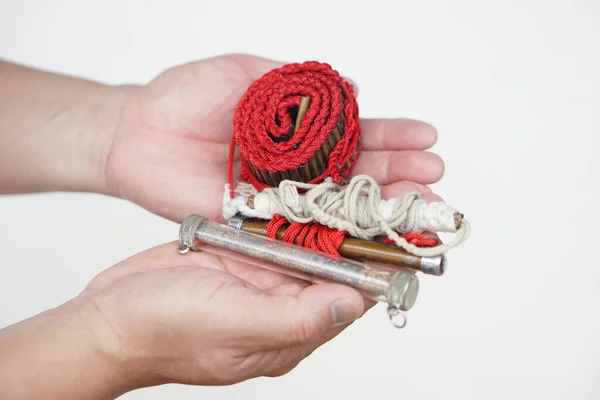Uzavřené Ruce Drží Roličku Amuletu Tradiční Štěstí Charm Concept Víra — Stock fotografie