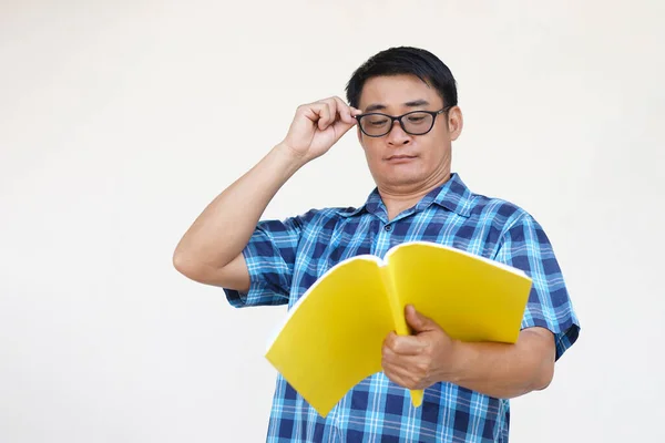Asiatisk Medelålders Man Bär Glasögon Läser Bok Begreppet Syn Hälsoproblem — Stockfoto