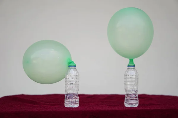 透明な試験瓶の上に緑色の膨らんだ風船 気球の膨脹を引き起こす化学物質 酢およびベーキングソーダの反応に関する概念 科学実験 最後の一歩 — ストック写真