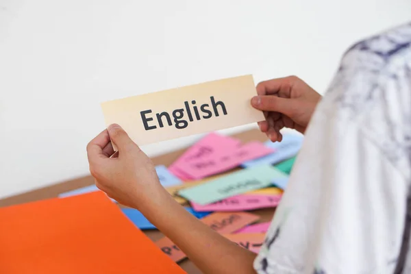 Großaufnahme Halten Studenten Englische Wortkarten Den Händen Konzept Bildung Spracherwerb — Stockfoto