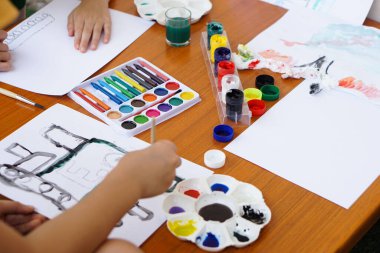 Kapanış öğrencisi sanat dersi, resim, sanat aktivitesi öğreniyor, birçok renkte favori aktivitelere yoğunlaşıyor ve eğleniyor. Konsept, eğitim. Öğrenerek, çocuğun hayal gücünü geliştirerek..         