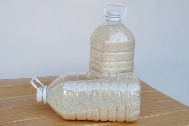 Toz ve böceklerden korunmak için içinde pirinç taneleri bulunan iki plastik şişe. DIY. Konsept, plastik şişeyi tekrar kullan. Sıfır atık.  