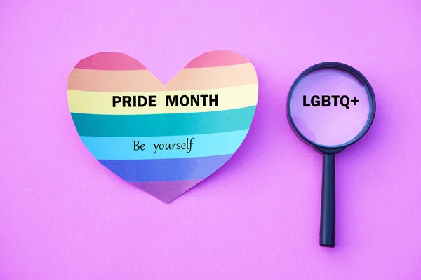 Carta Arcobaleno Forma Cuore Con Parola Pride Month Sii Stesso — Foto Stock