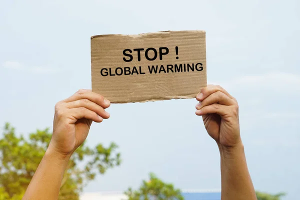Cierre Las Manos Sostenga Tarjeta Papel Con Palabra Stop Calentamiento — Foto de Stock