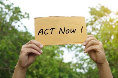 Eller kağıt levhasını şimdi metin kanunu ile tutsun! Kavram, protesto, acilen eylem çağrısı, küresel ısınmayı, iklim değişikliğini sınırlamak ve gezegenimizi korumak için kampanya.