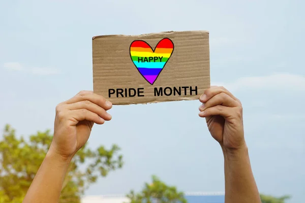 Händerna Håller Papperskort Med Text Happy Pride Month Regnbåge Färg — Stockfoto