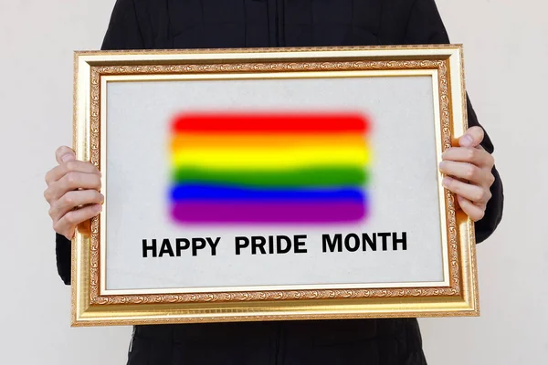 Närbild Gay Innehar Fotoram Med Regnbåge Flagga Och Ord Happy — Stockfoto