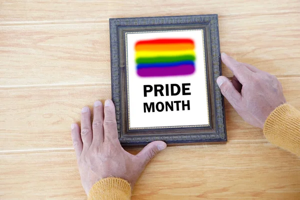 Närbild Gay Innehar Fotoram Med Regnbåge Flagga Och Ord Pride — Stockfoto