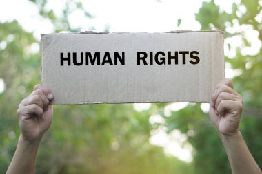 Yakından çekilen ellerde, üzerinde 