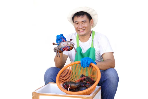 快乐的亚洲男人海鲜商人戴着白色的帽子 拿着篮子 露出螃蟹 被白色的背景隔离 生活方式 自己与当地产品的生意往来 — 图库照片