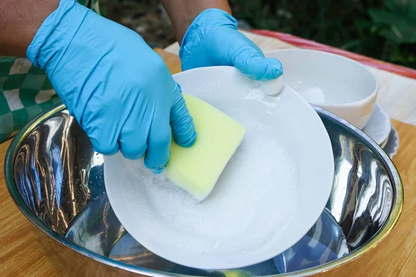 Χέρια Χρησιμοποιούν Σφουγγάρι Για Καθαρίσουν Πιάτο Έννοια Καθημερινή Αγγαρεία Οικιακά — Φωτογραφία Αρχείου