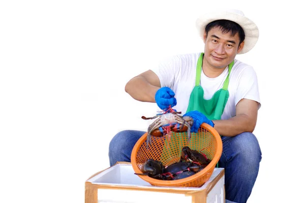 快乐的亚洲男人海鲜商人戴着白色的帽子 拿着篮子 露出螃蟹 被白色的背景隔离 生活方式 自己与当地产品的生意往来 — 图库照片