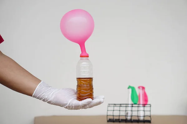 Tangan Memegang Balon Merah Muda Atas Botol Uji Transparan Dengan — Stok Foto