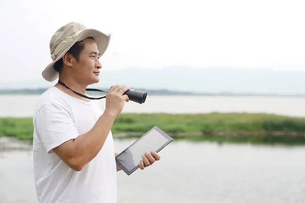 Snygg Asiatisk Man Ekolog Att Kartlägga Naturen Vid Sjön Håller — Stockfoto