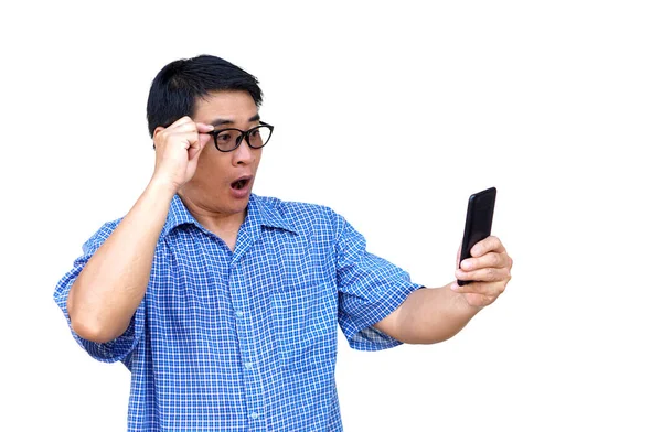 Uomo Asiatico Indossa Occhiali Tiene Guarda Smartphone Sente Eccitato Isolato — Foto Stock