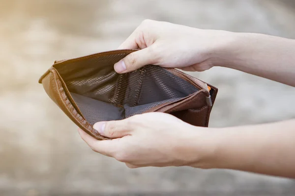 Kapatın ellerinizi. Cüzdanınız boş olsun. Kavram, zayıf, kötü ekonomik kriz. Finansal sorunlar. Ay sonunda beş parasız ya da daha az. Ödeme günü.   