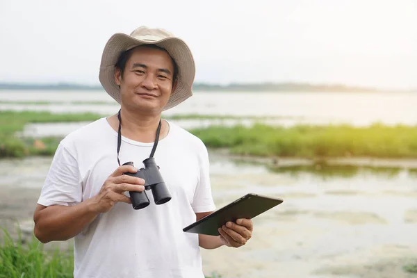 Pohledný Asijský Muž Ekolog Průzkum Přírody Jezera Drží Dalekohled Inteligentní — Stock fotografie