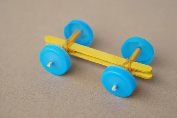 用冰淇淋棒和瓶盖制成的手工玩具车 回收儿童玩具 容易做 创意Diy工艺 孩子们可以做的 有趣的一课 — 图库照片