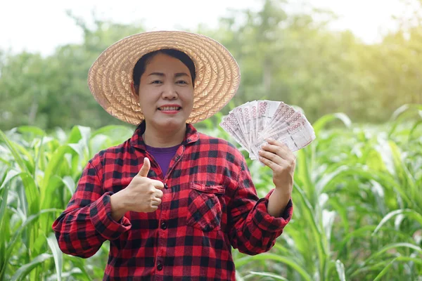 Feliz Agricultora Asiática Está Jardín Usa Sombrero Camisa Cuadros Roja — Foto de Stock